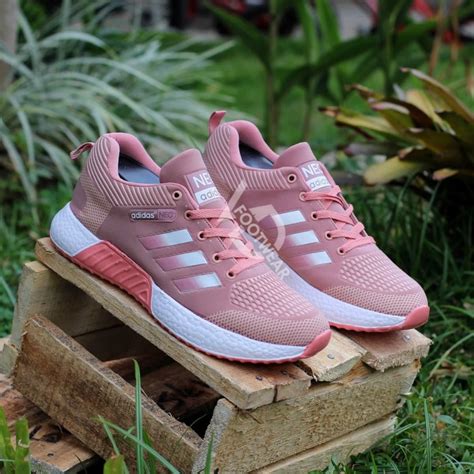 sepatu adidas wanita.